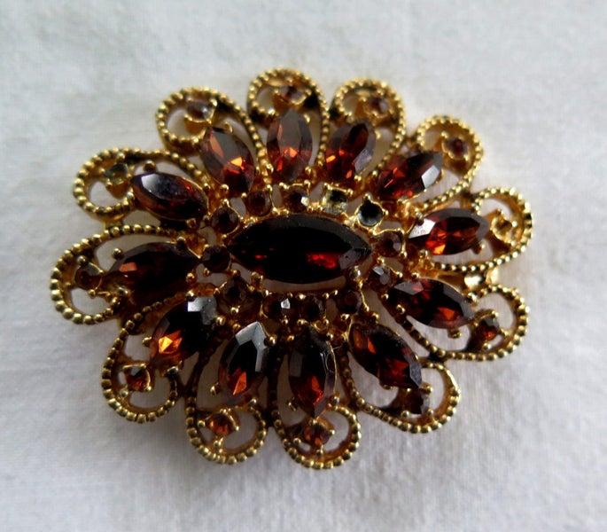 BEAUTIFUL VINTAGE SWIRLY FLORAL AMBER MULTI STONE GILT BROOCH Carousel 1