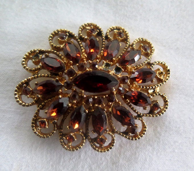 BEAUTIFUL VINTAGE SWIRLY FLORAL AMBER MULTI STONE GILT BROOCH Carousel 3