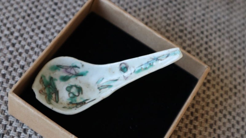 $200 NR Antique Porcelain Chinese Gold Miners spoon cira 1900's Carousel 1