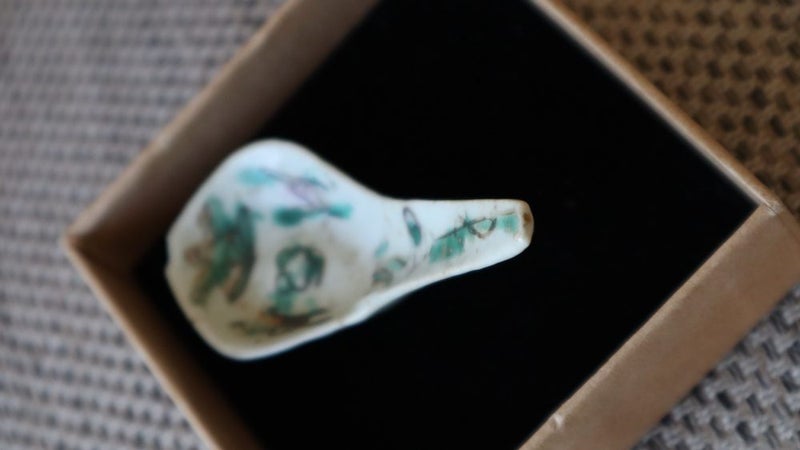 $200 NR Antique Porcelain Chinese Gold Miners spoon cira 1900's Carousel 2