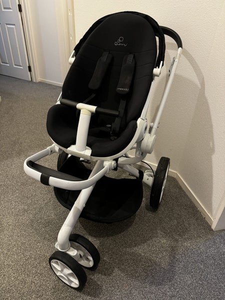 Quinny Moodd Stroller - white with rain cover Carousel 1