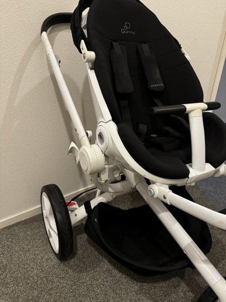 Quinny Moodd Stroller - white with rain cover Carousel 2