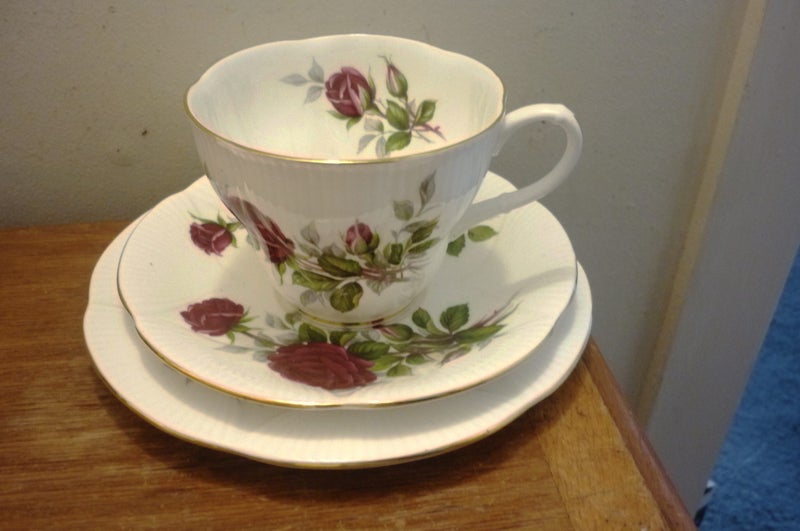 ROYAL ALBERT TRIO ROYAL CANADIAN ROSE Carousel 1