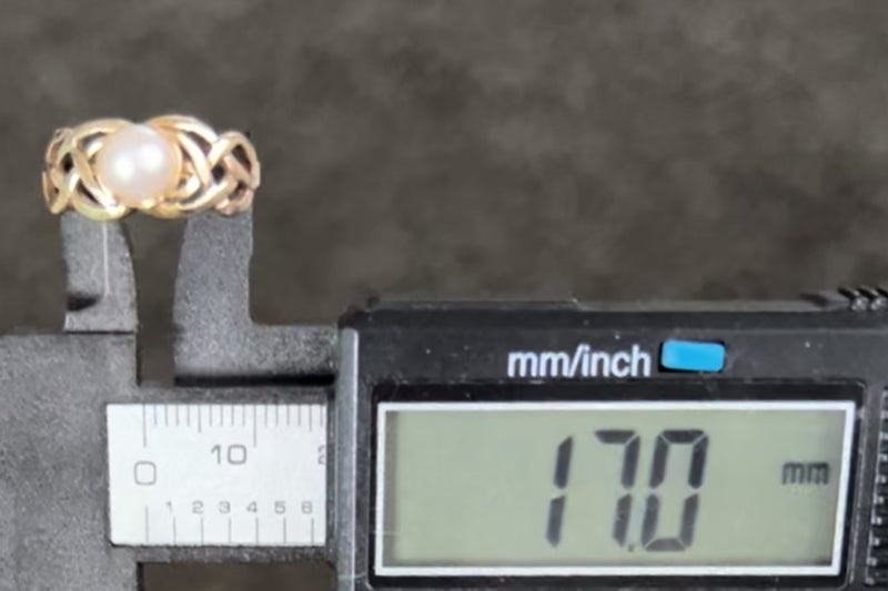9ct yellow gold pearl ring . Carousel 9