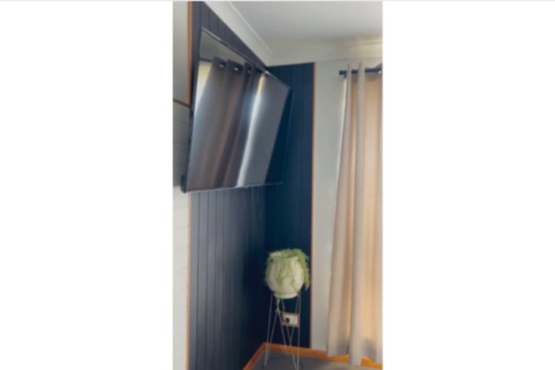Kogan Tilt Extendable Full Motion Wall Mount for 23" - 55" TVs, KAWLMFM55MA Carousel 2