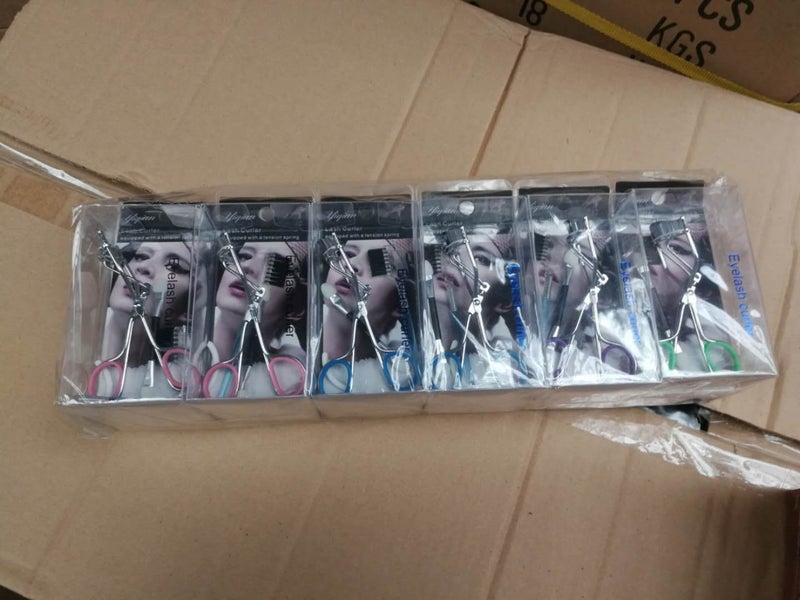 eyelash curler Carousel 1