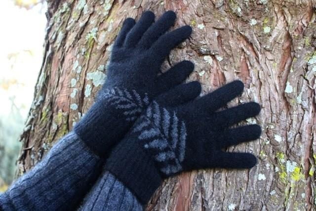 LOT Possum Merino Fern Gloves Carousel 1