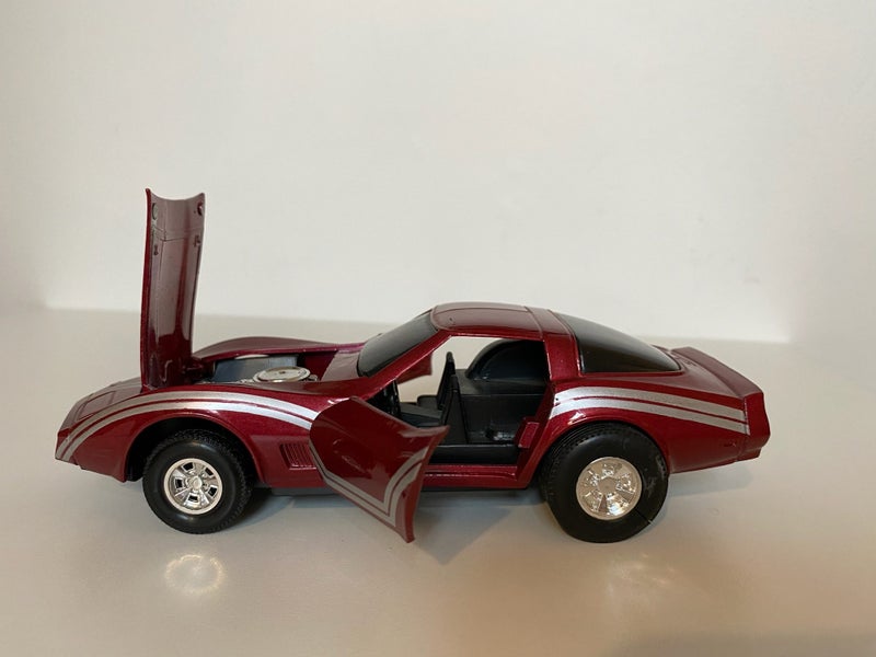 (018) - Collectable Yatming 1982 Chevy Corvette 1:24 Carousel 1