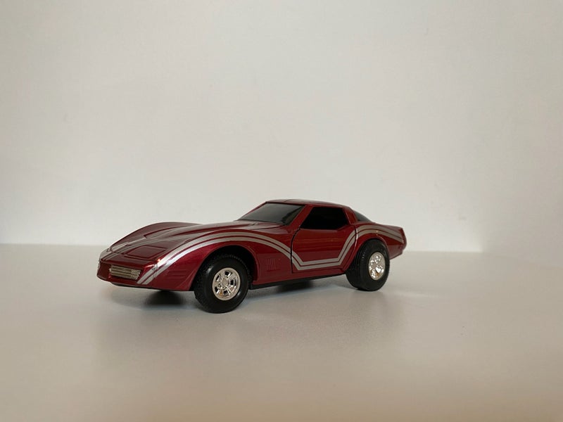 (018) - Collectable Yatming 1982 Chevy Corvette 1:24 Carousel 2