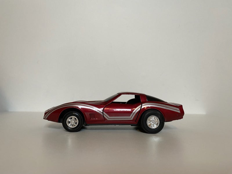 (018) - Collectable Yatming 1982 Chevy Corvette 1:24 Carousel 4