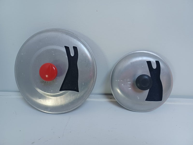 *** Set of Tui Slater Designed Pot Lid Wall Hangings *** Carousel 1