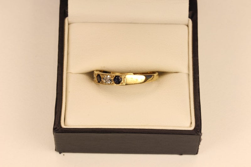 Vintage 9ct Sapphire & Diamond ring Carousel 2