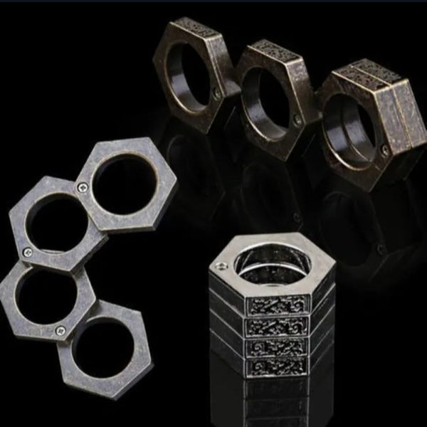BRASS KNUCKLES RING Carousel 1
