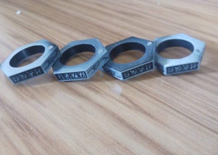 BRASS KNUCKLES RING Carousel 2