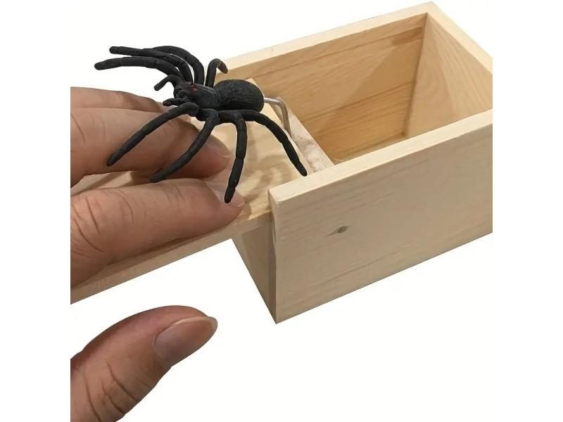 New Trick Spider Funny Scare Box Wooden Hidden Box Quality Prank Wooden Scare Carousel 1