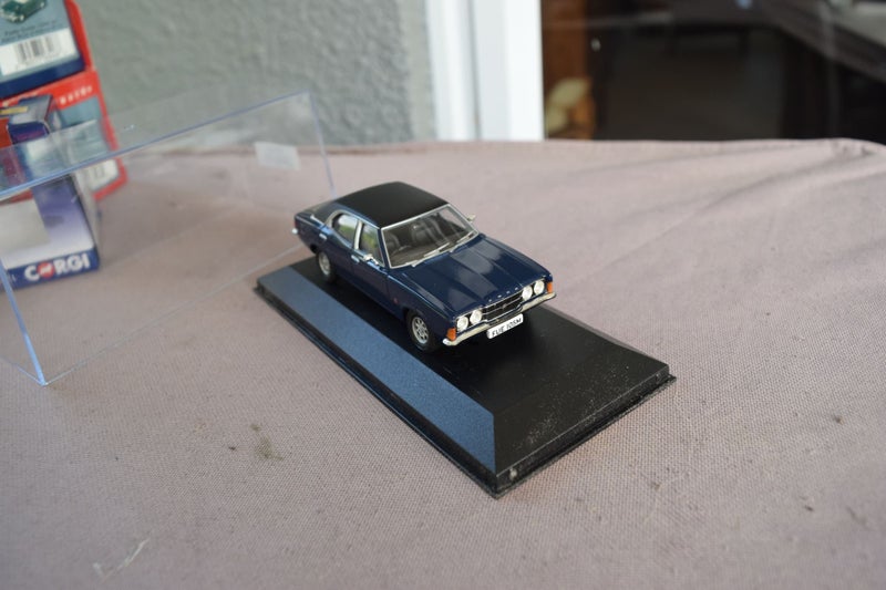 Ford Cortina Mark 3 - Blue - 1/43 Carousel 6