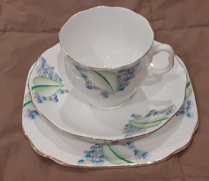 VNTGE ROYAL ALBERT* LILAC TIME* BONE CHINA TRIO* circa 1930 VGC Carousel 2