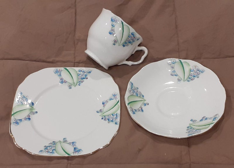 VNTGE ROYAL ALBERT* LILAC TIME* BONE CHINA TRIO* circa 1930 VGC Carousel 6