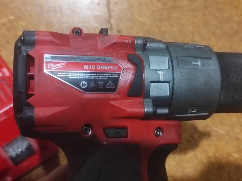 Milwaukee drill with battery and charger Carousel 2