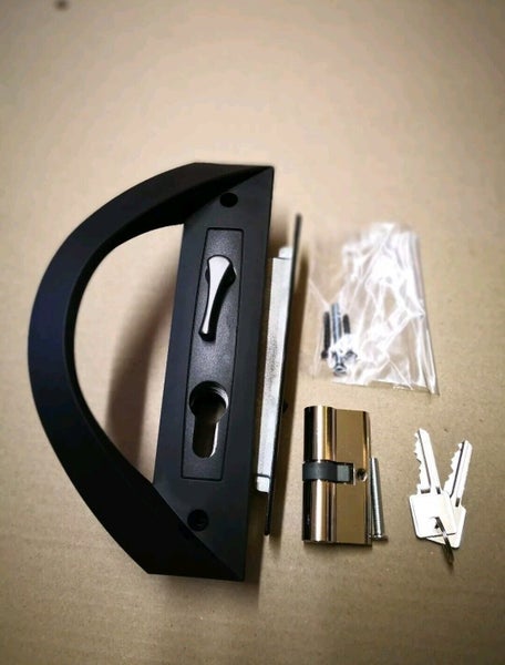 Brand New Sliding door handle kit, key cylinder, 2 keys and striker plate Carousel 1