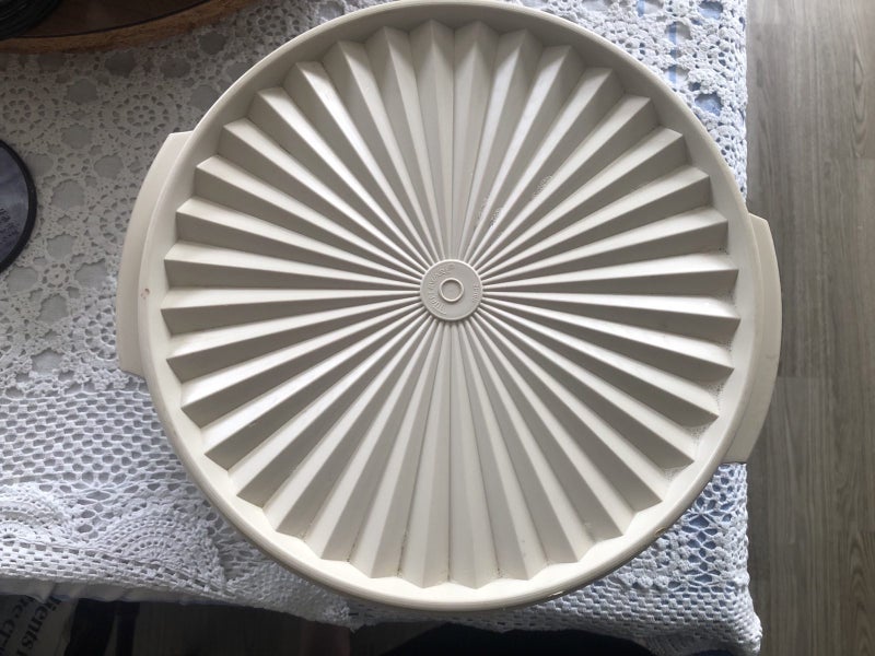 Retro Tupperware large beige Salad bowl with lid Carousel 1