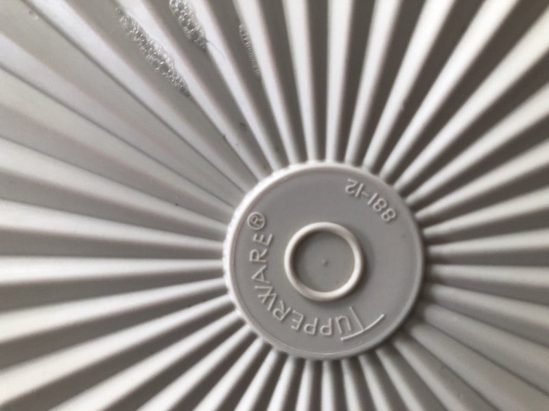 Retro Tupperware large beige Salad bowl with lid Carousel 2