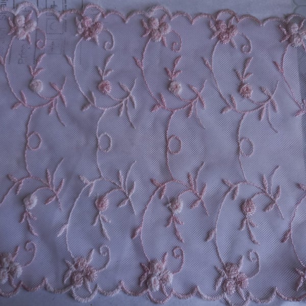 lace 20cm wide 4.4m dusty pink Carousel 1