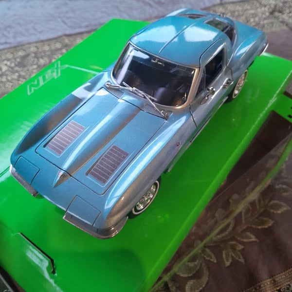CHEVY CORVETTE 1/24 DIECAST Carousel 1
