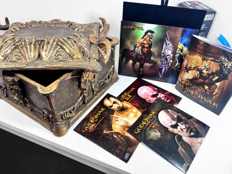 God of War III: Ultimate Trilogy Edition *Pandora's Box / Collector's Chest* Carousel 2