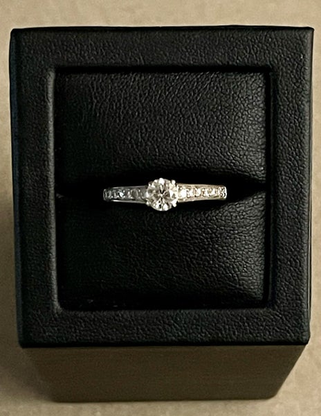 Beautiful 18ct Gold 0.75ct Diamond Ring62865828443905112