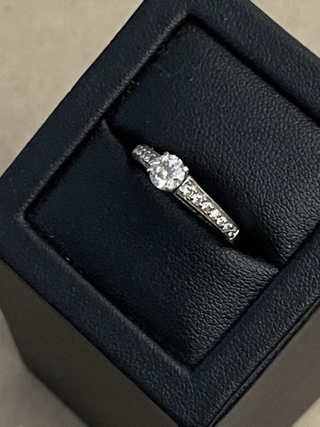 Beautiful 18ct Gold 0.75ct Diamond Ring62865828443905111