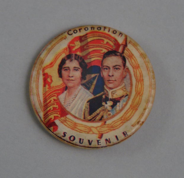 OLD ROYAL FAMILY COLLECTABLE - LAPEL BUTTON Carousel 1
