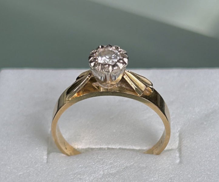 18ct yellow gold diamond solitaire ring . Carousel 1