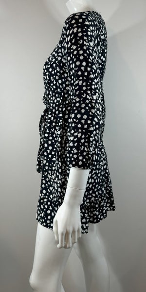 Decjuba black & white lovely fitting short length dress size 10 Carousel 2