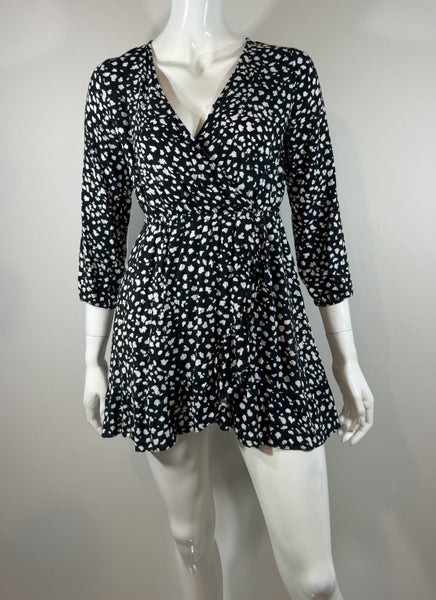 Decjuba black & white lovely fitting short length dress size 10 Carousel 1