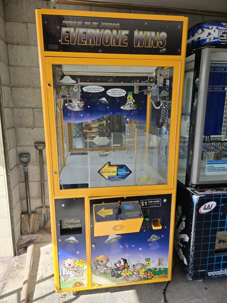 EVERYONE WINS Claw & Lolly Machine Carousel 1