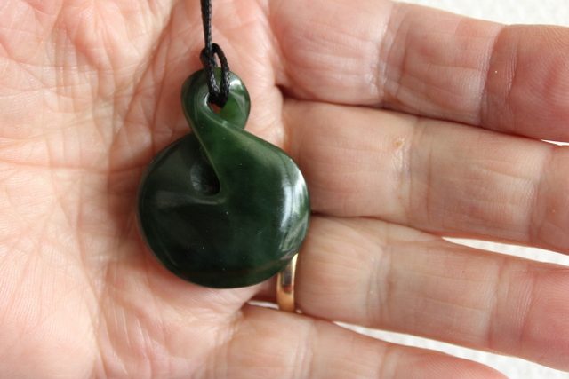 BEAUTIFUL TWIST KAWAKAWA POUNAMU / Jade Twist Small #121 Carousel 1