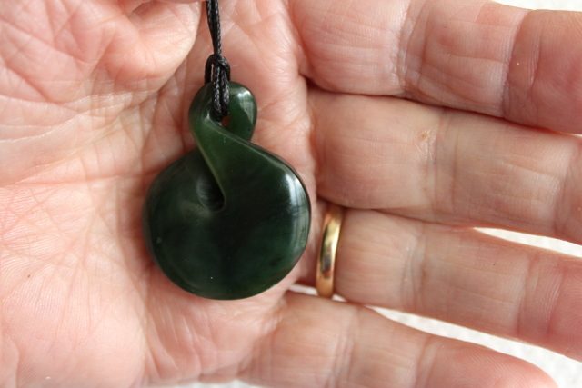 BEAUTIFUL TWIST KAWAKAWA POUNAMU / Jade Twist Small #121 Carousel 2