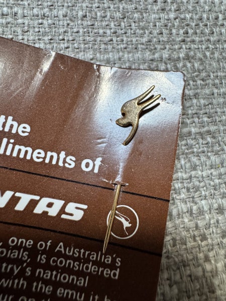 $1 NO RESERVE - Quantas Airways Kangaroo Gold Tone Pin Carousel 2