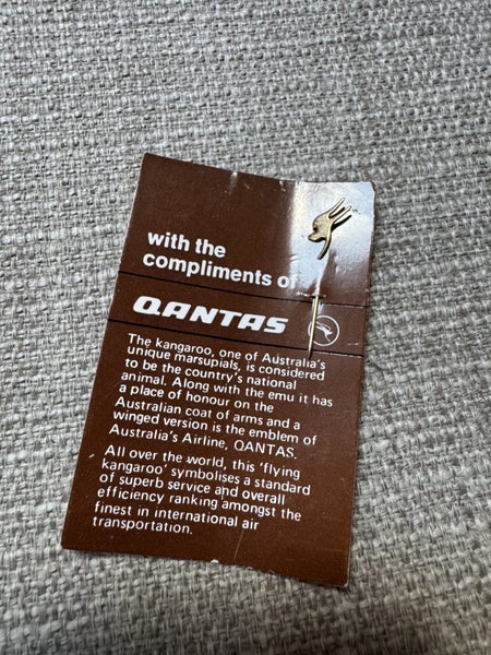 $1 NO RESERVE - Quantas Airways Kangaroo Gold Tone Pin Carousel 1