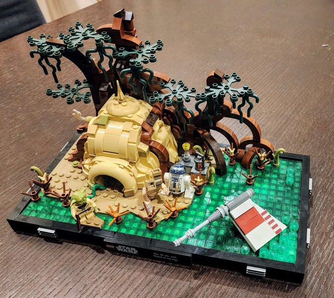 Lego 75330 Star Wars Dagobah Jedi Training Diorama Carousel 1