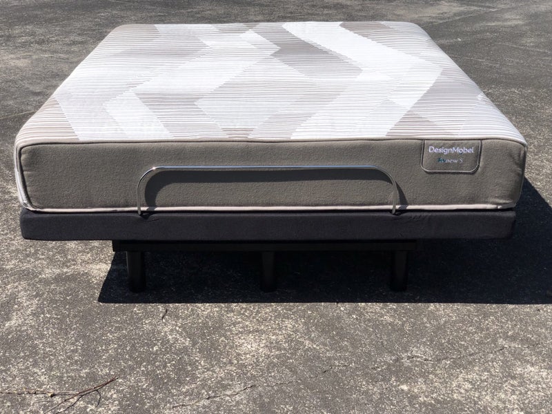 ELECTRIC ADJUSTABLE QUEEN BED. Carousel 2
