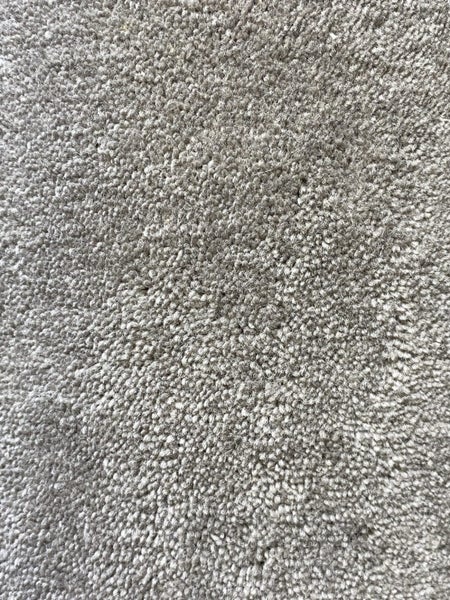 Auction 899 , 4.00 x 3.65 metres Woolen cut pile carpet. Carousel 2