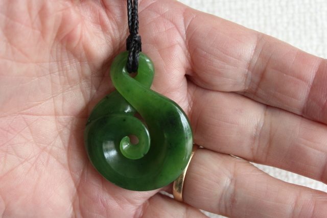 BEAUTIFUL KORU-TWIST **KAHURANGI POUNAMU ** #402 Carousel 1