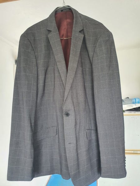 MENS GREY SUIT NEAR NEW Carousel 1
