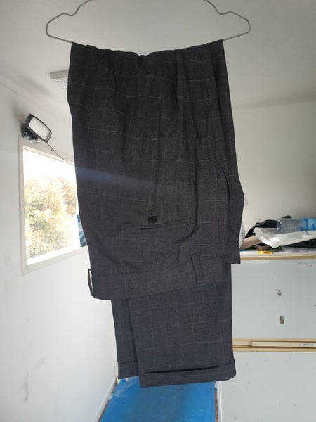 MENS GREY SUIT NEAR NEW Carousel 4