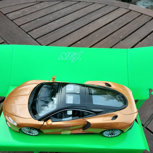 Mc LAREN GT 1/24 DIECAST Carousel 1