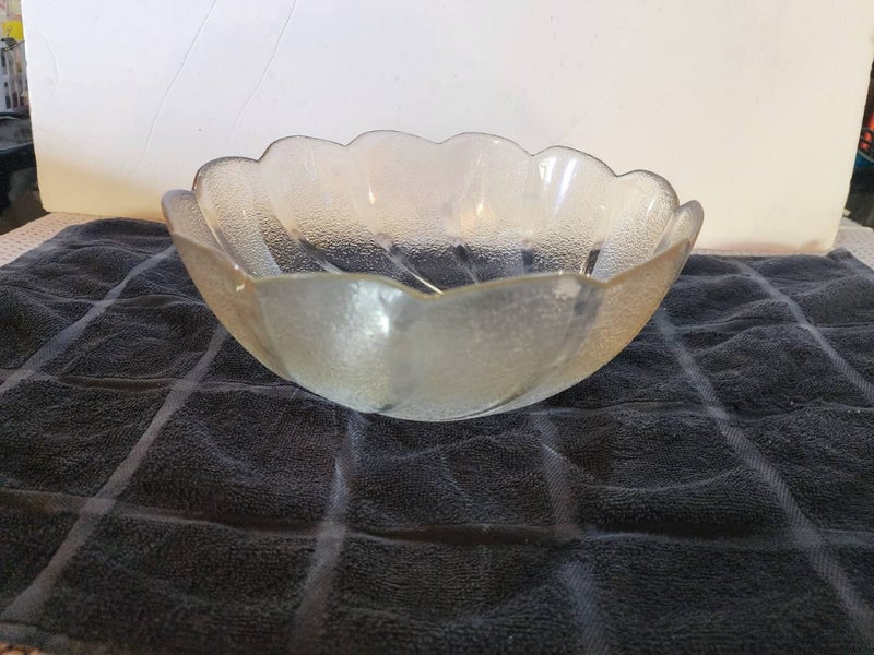Scalloped glass bowl Carousel 2