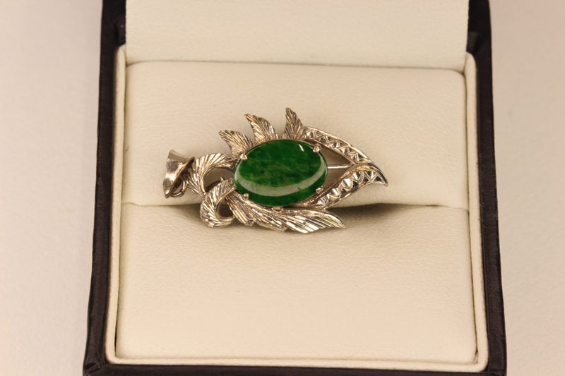 14ct White Gold Nephrite pendant Carousel 1