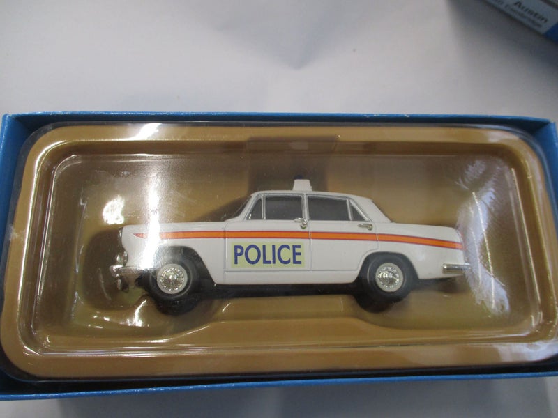 LLedo VANGUARDS Model Car 1:43 - Austin A60 Cambridge Police Car - YYQ SR 6144 Carousel 3